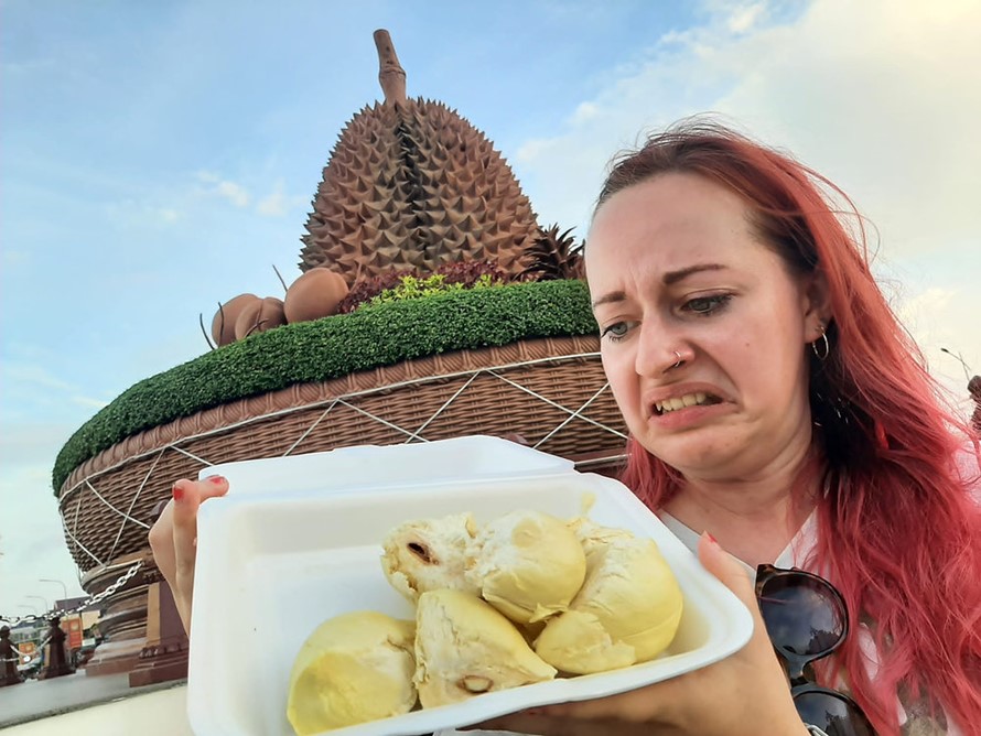 Don't Eat Durian at Public Transport in Singapore